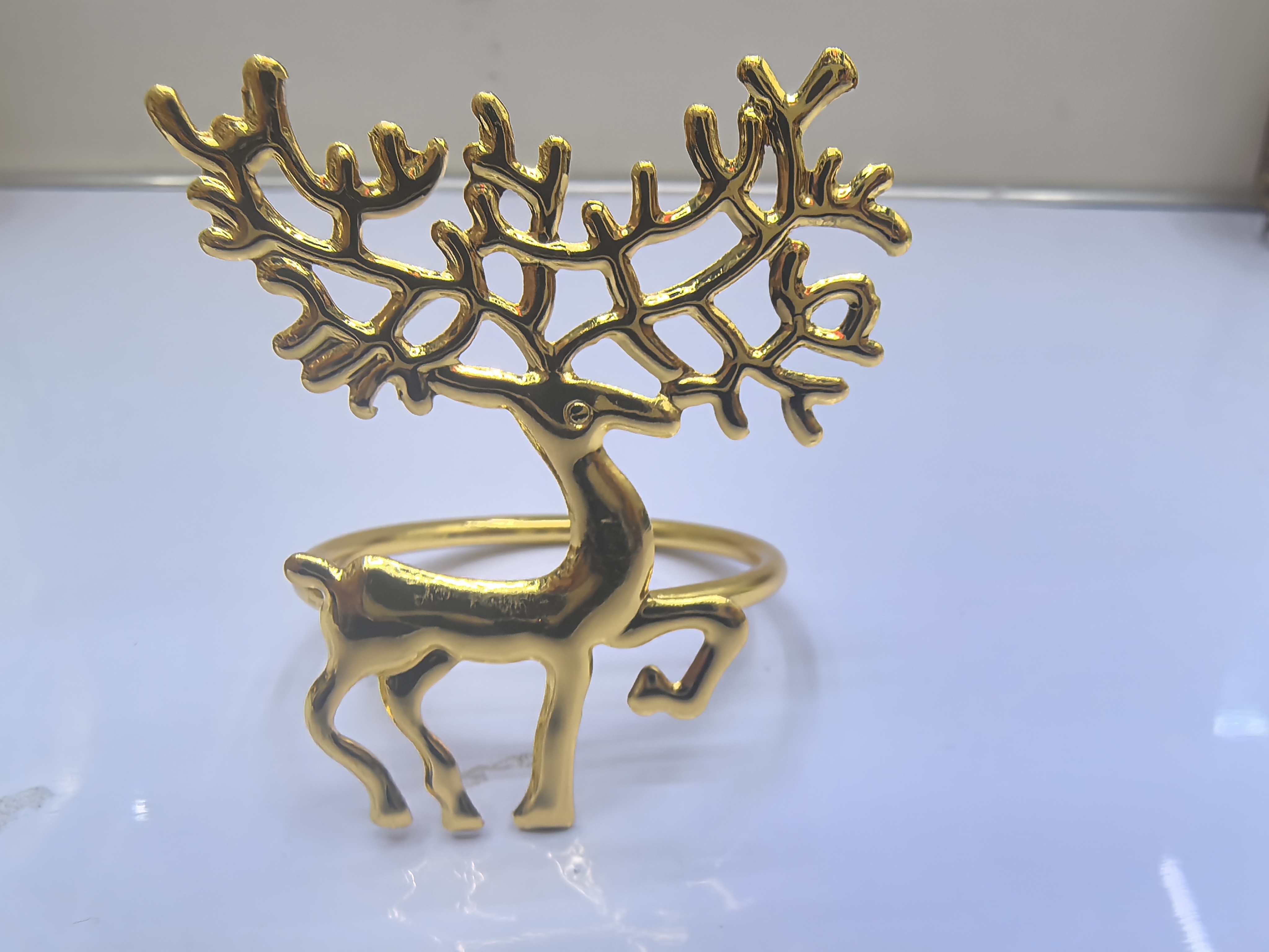 名称：餐巾圈；材质是铁的，通过碰焊做手工电镀而成。
可以提供样品，图片定做。