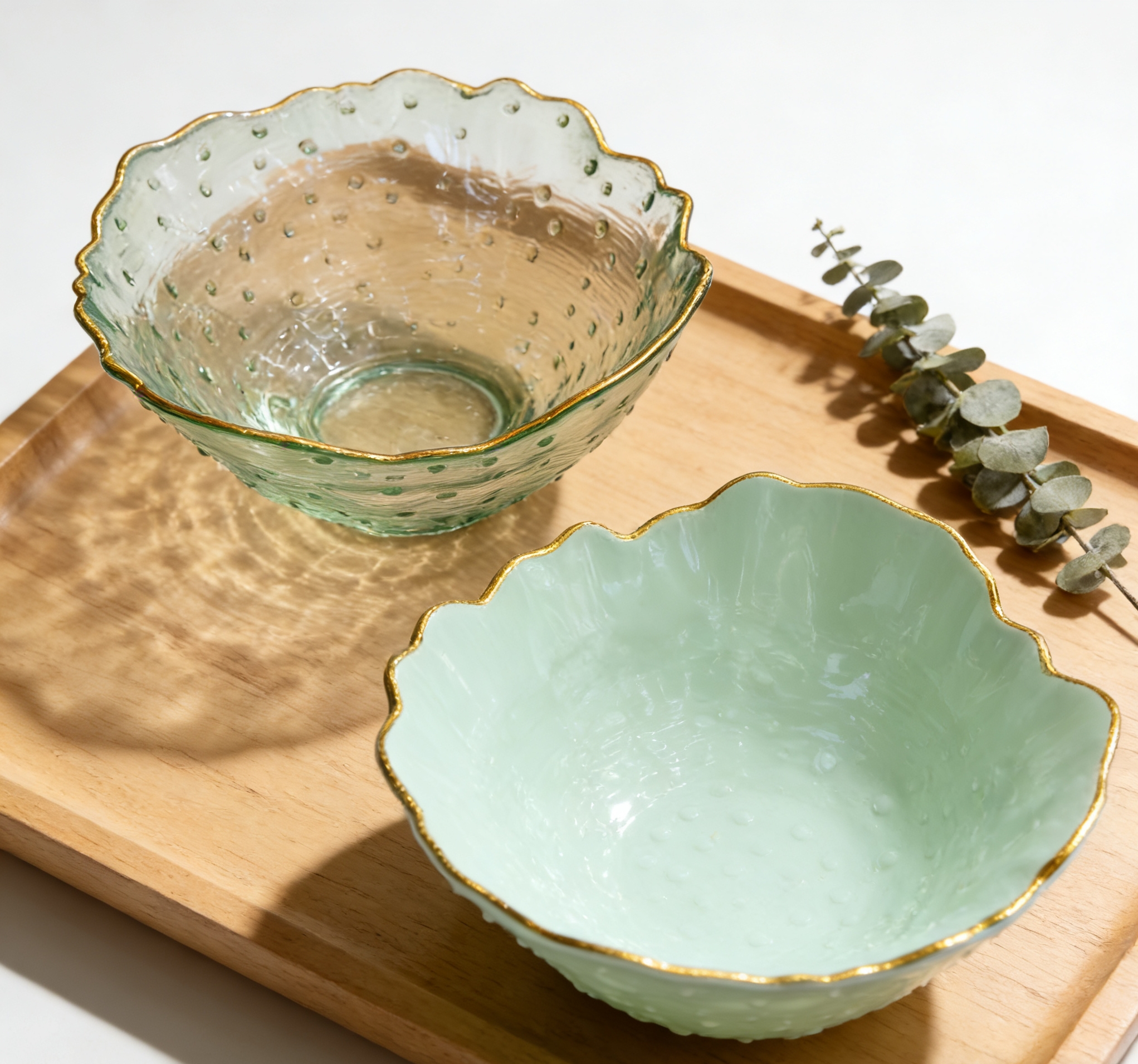 Light luxury gold-painted plastic fruit plates, household living room coffee tables, fruit bowls, petal-patterned plastic fruit plates, household dessert bowls, snack bowls wholesale details Picture