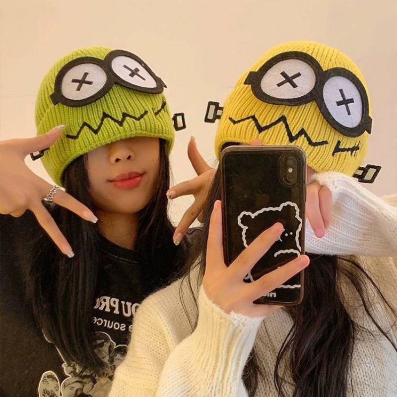 A funny knitted woolen hat for women to keep warm in autumn and winter, a cute robot with big eyes and cartoon ear-protecting hat Application Scenario