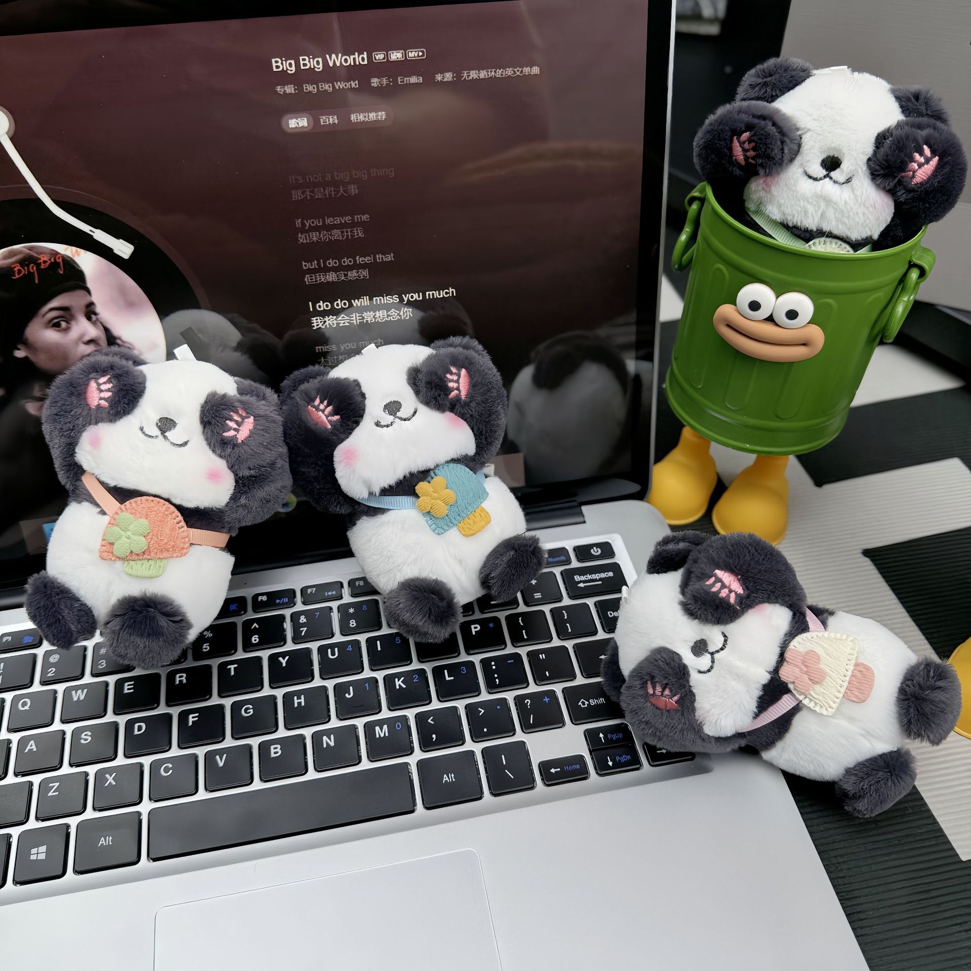 Panda doll keychain pendant, plush toy, cute simulation red panda backpack, couple doll, girlfriend wholesale