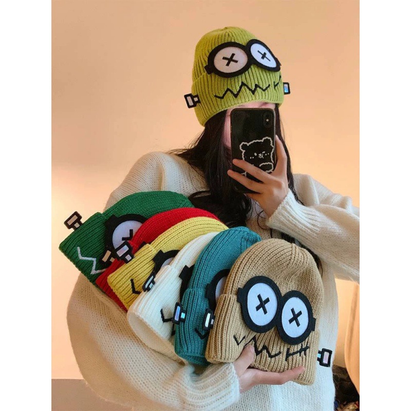 A funny knitted woolen hat for women to keep warm in autumn and winter, a cute robot with big eyes and cartoon ear-protecting hat details Picture