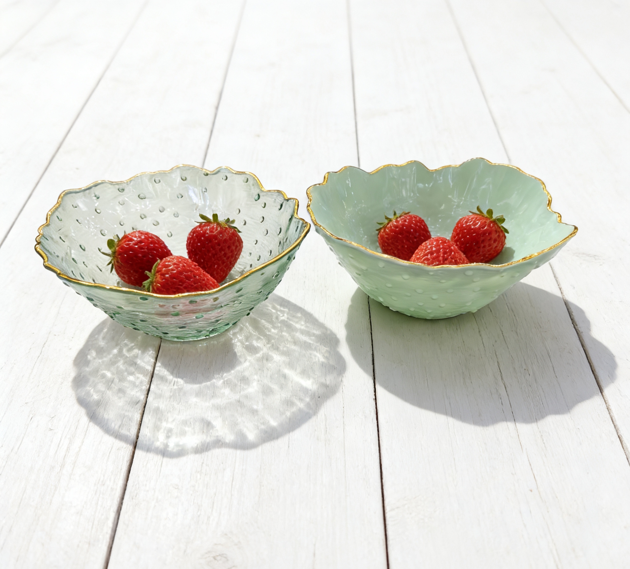 Light luxury gold-painted plastic fruit plates, household living room coffee tables, fruit bowls, petal-patterned plastic fruit plates, household dessert bowls, snack bowls wholesale Application Scenario