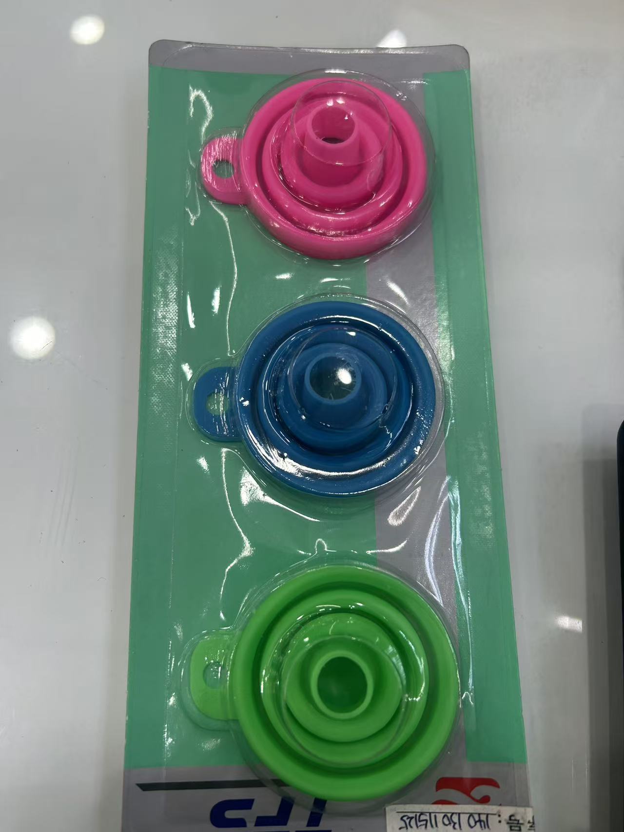 Creative folding mini telescopic funnel, kitchenware, silicone funnel, household liquid dispensing, oil pot, funnel, wine strainer Application Scenario