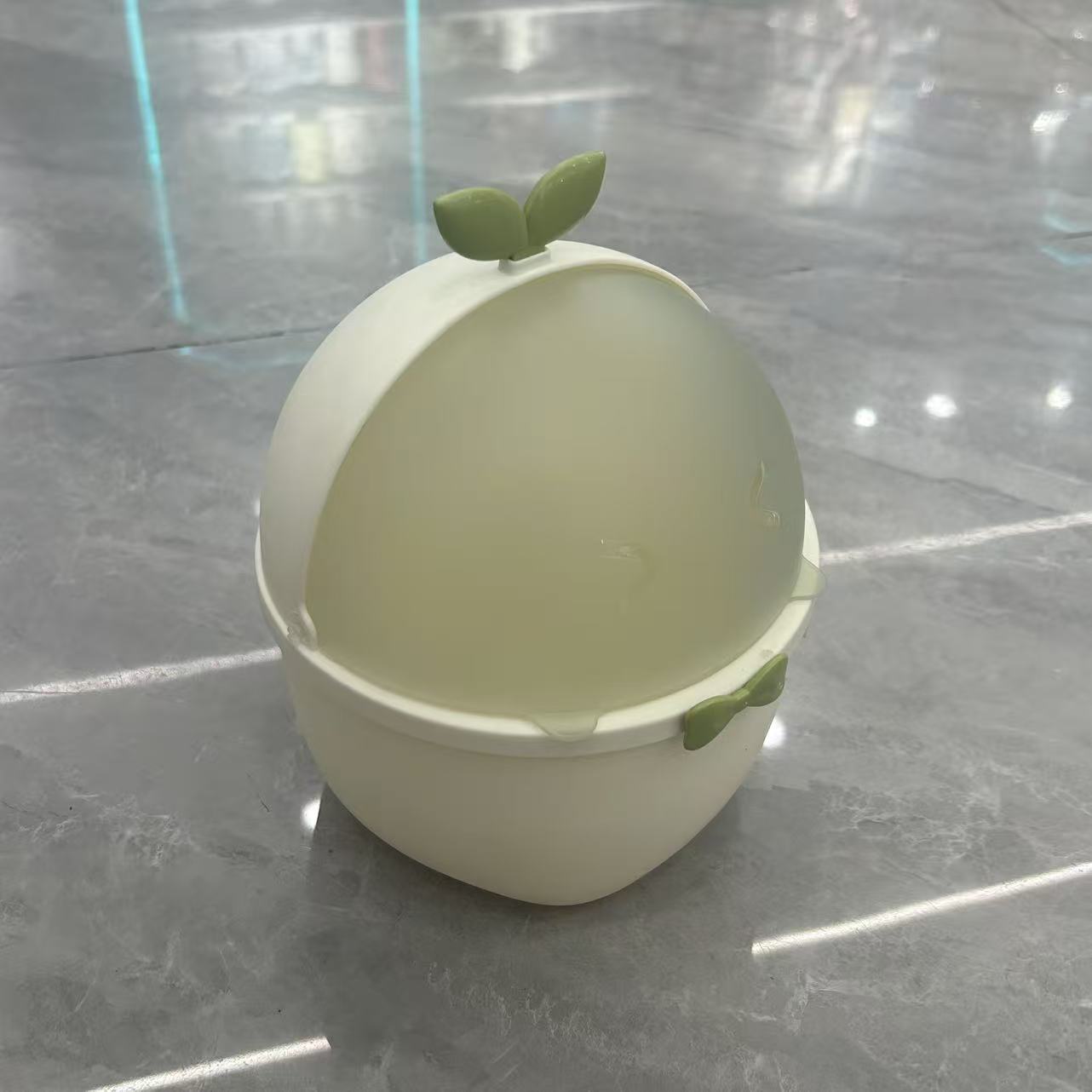 Cartoon cream-style trash can, desktop flip lid garbage basket, household items, makeup storage bucket, creative style