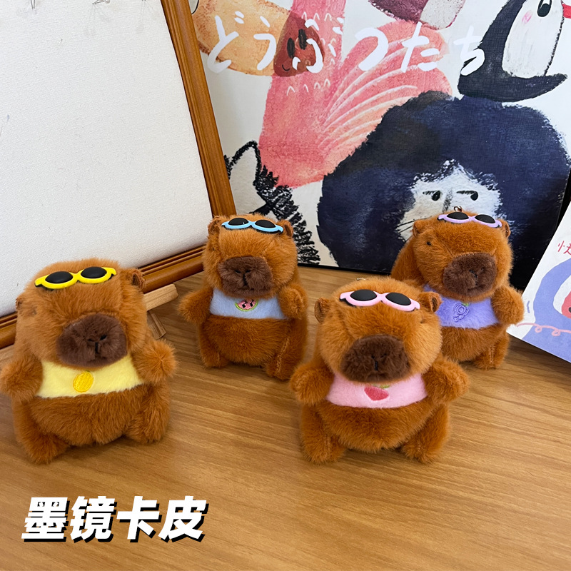 跨境夏日风情水豚卡皮巴拉毛绒玩具公仔女生睡觉抓机娃娃公仔钥匙坠车载书包挂饰礼物卡通变身钥匙扣变装公仔挂件毛绒玩具可爱批发白底实物图