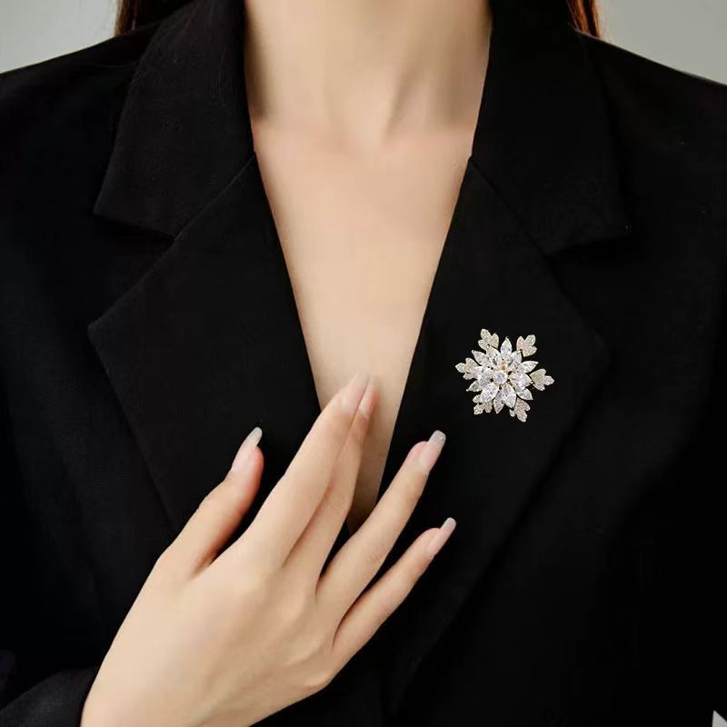 Classic retro double-layer snowflake brooch details Picture