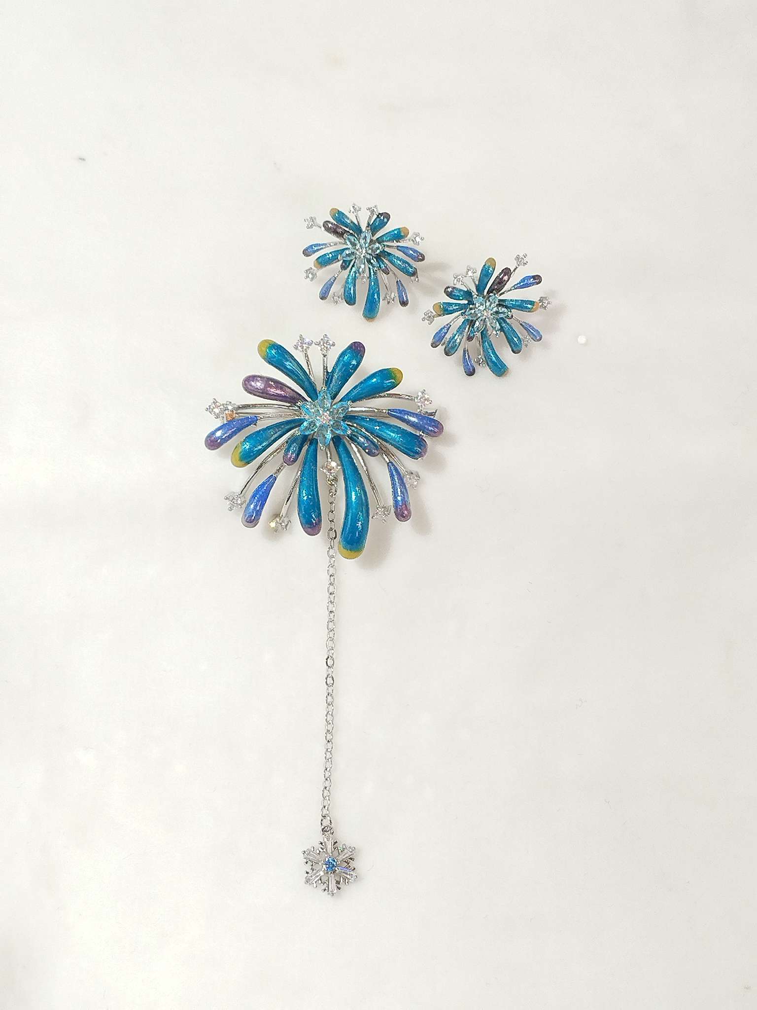 ذات الشعر الأزرق والأحمر Item Picture