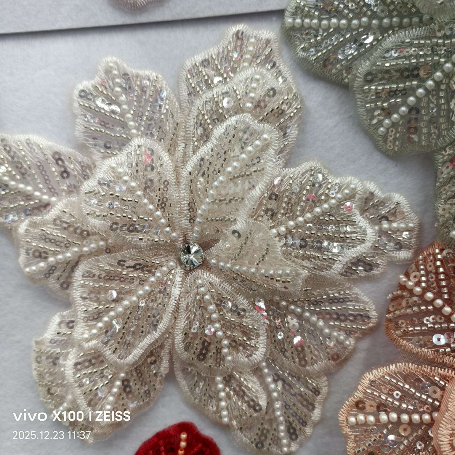 珠绣加手工3层大花 10几个颜色有现货。也可以按您要求定制颜色。适合各类服饰，头巾，围巾，箱包。细节图