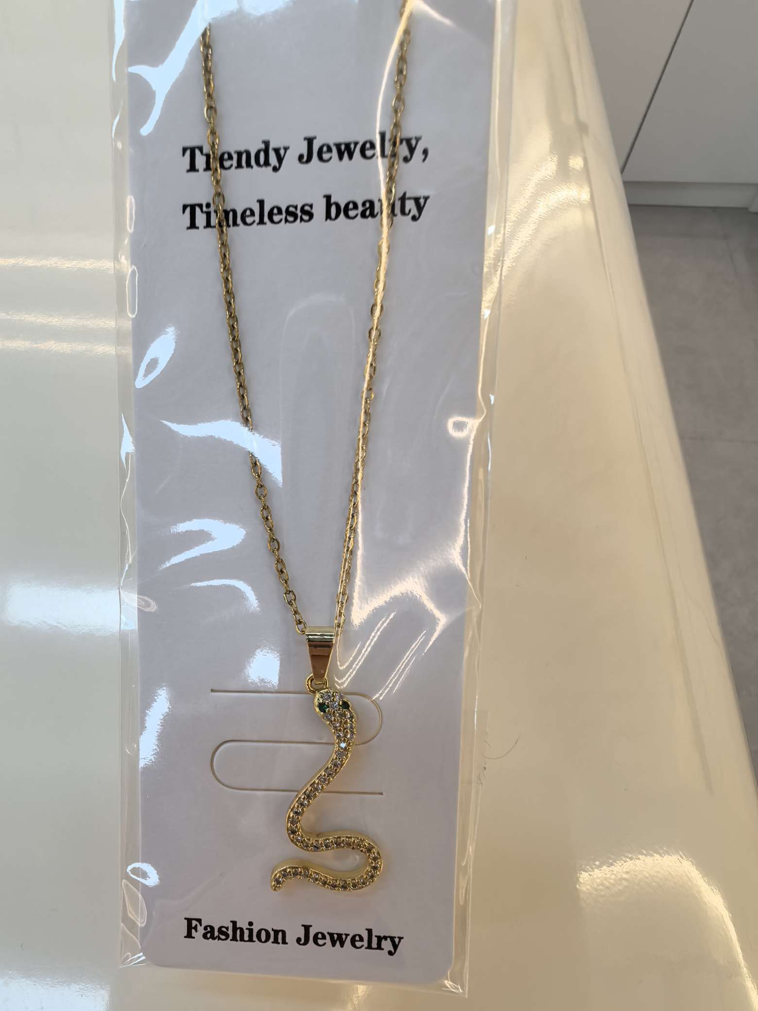Snake-shaped necklace is a fashionable, simple and versatile jewelry gift for women