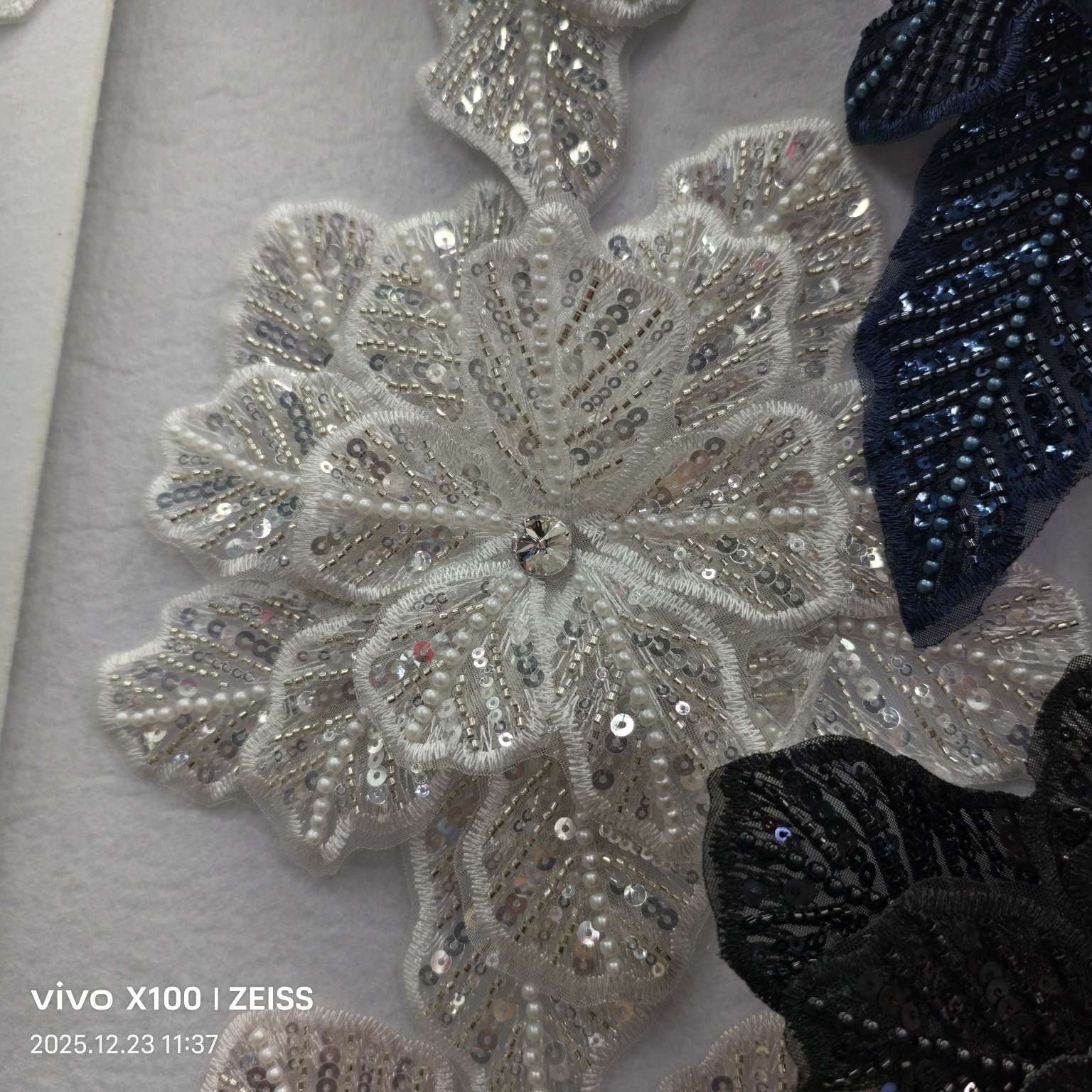 珠绣加手工3层大花 10几个颜色有现货。也可以按您要求定制颜色。适合各类服饰，头巾，围巾，箱包。白底实物图