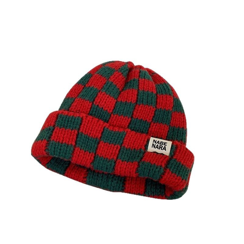 A checkered knitted cap for women in autumn and winter, a Korean-style niche large-head woolen cap, a Japanese-style face-enhancing Christmas hat details Picture