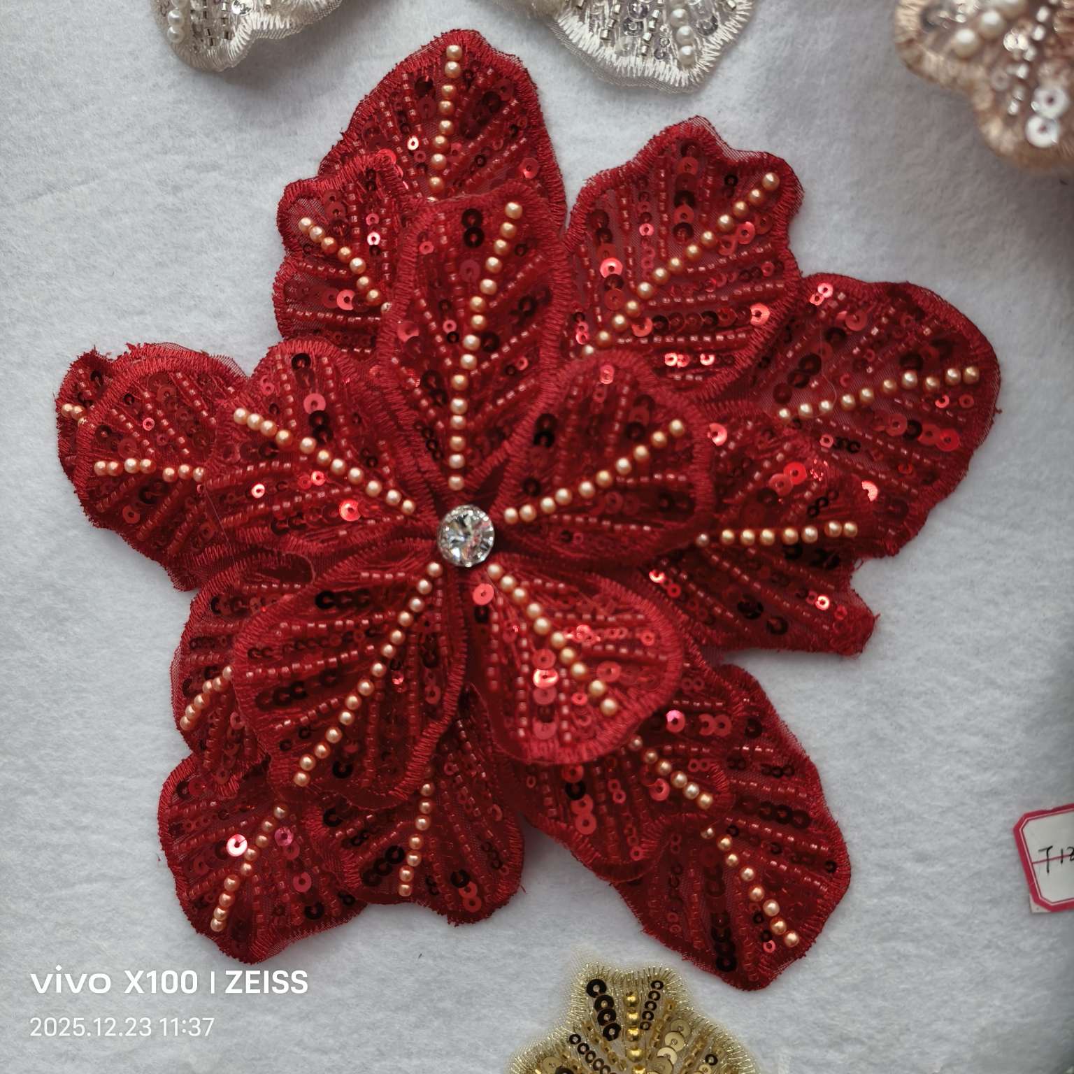 珠绣加手工3层大花 10几个颜色有现货。也可以按您要求定制颜色。适合各类服饰，头巾，围巾，箱包。