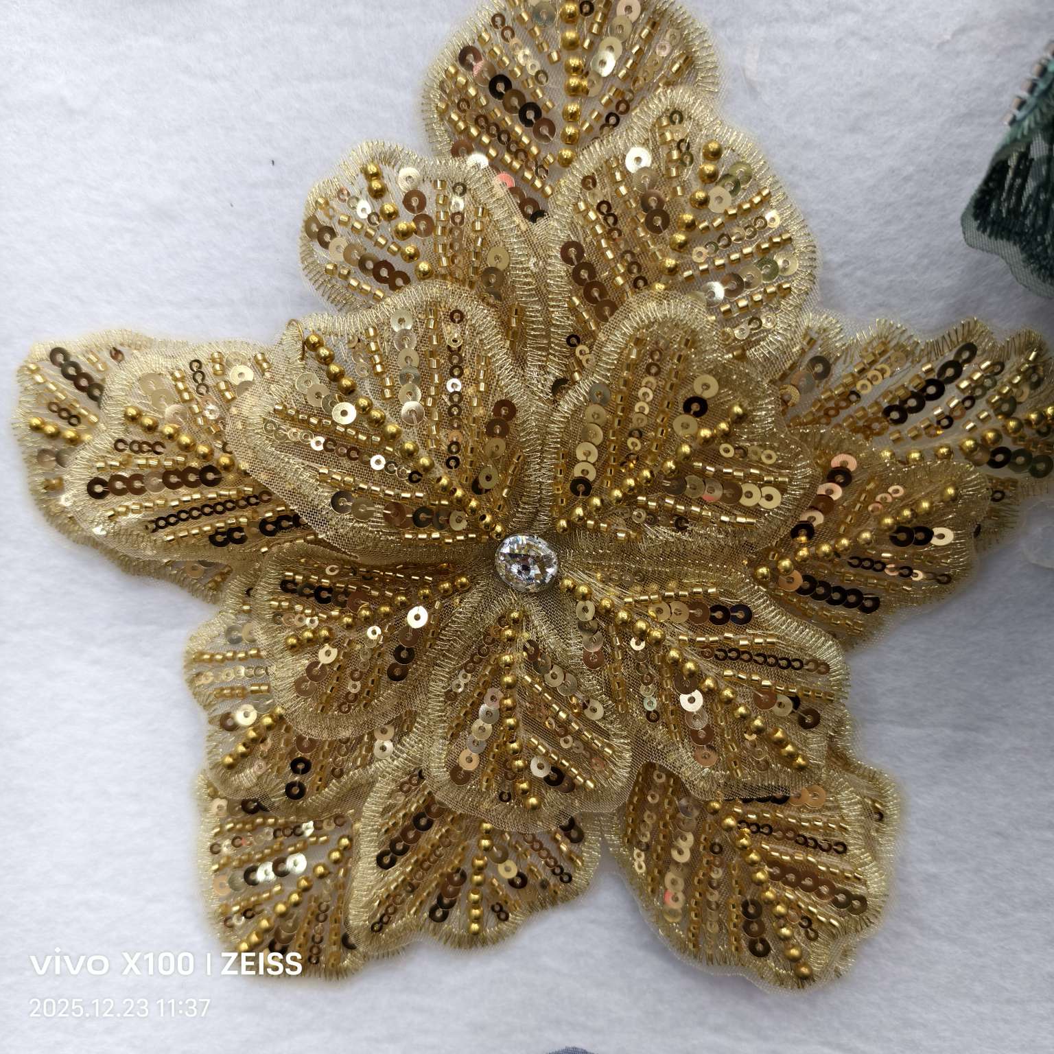 珠绣加手工3层大花 10几个颜色有现货。也可以按您要求定制颜色。适合各类服饰，头巾，围巾，箱包。产品图