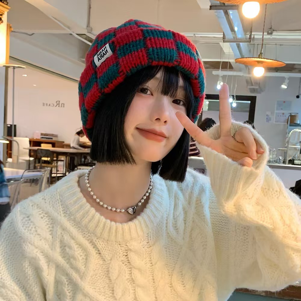 A checkered knitted cap for women in autumn and winter, a Korean-style niche large-head woolen cap, a Japanese-style face-enhancing Christmas hat