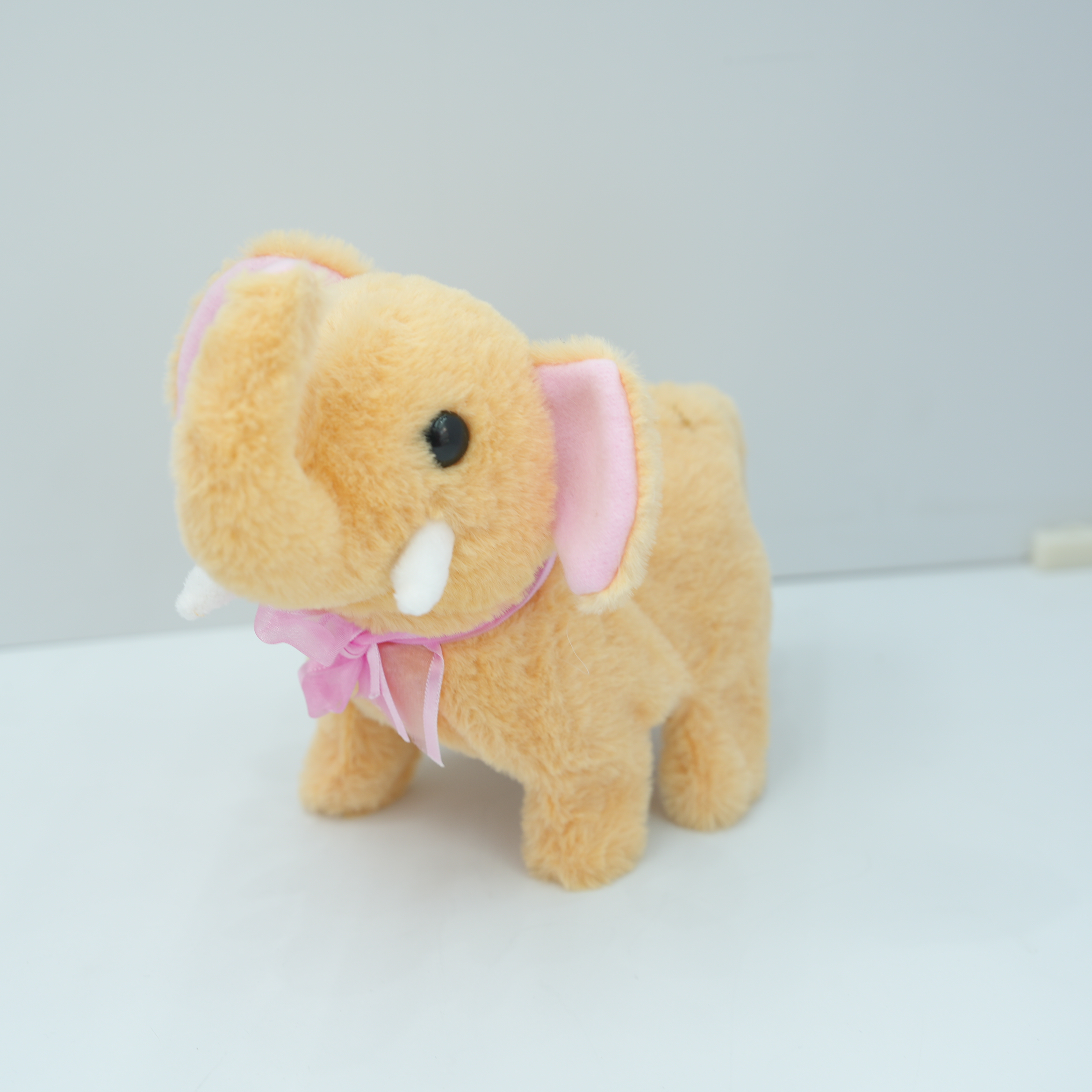 电动毛绒玩具仿真动物大象会走会叫儿童玩具玩偶电子宠物白底实物图