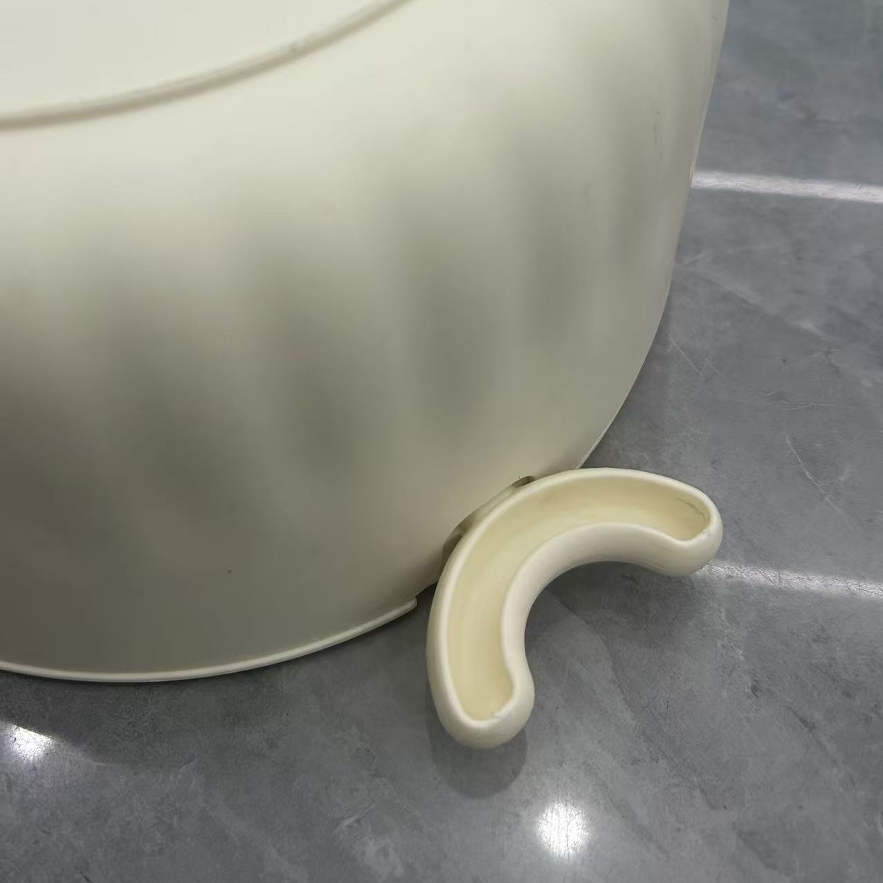 Thickened double-layer draining basket, plastic vegetable washing basket, vegetable washing basin, storage fruit washing basket, multi-functional kitchen household model Application Scenario