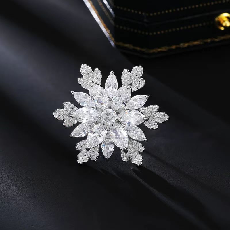 Classic retro double-layer snowflake brooch Specification image