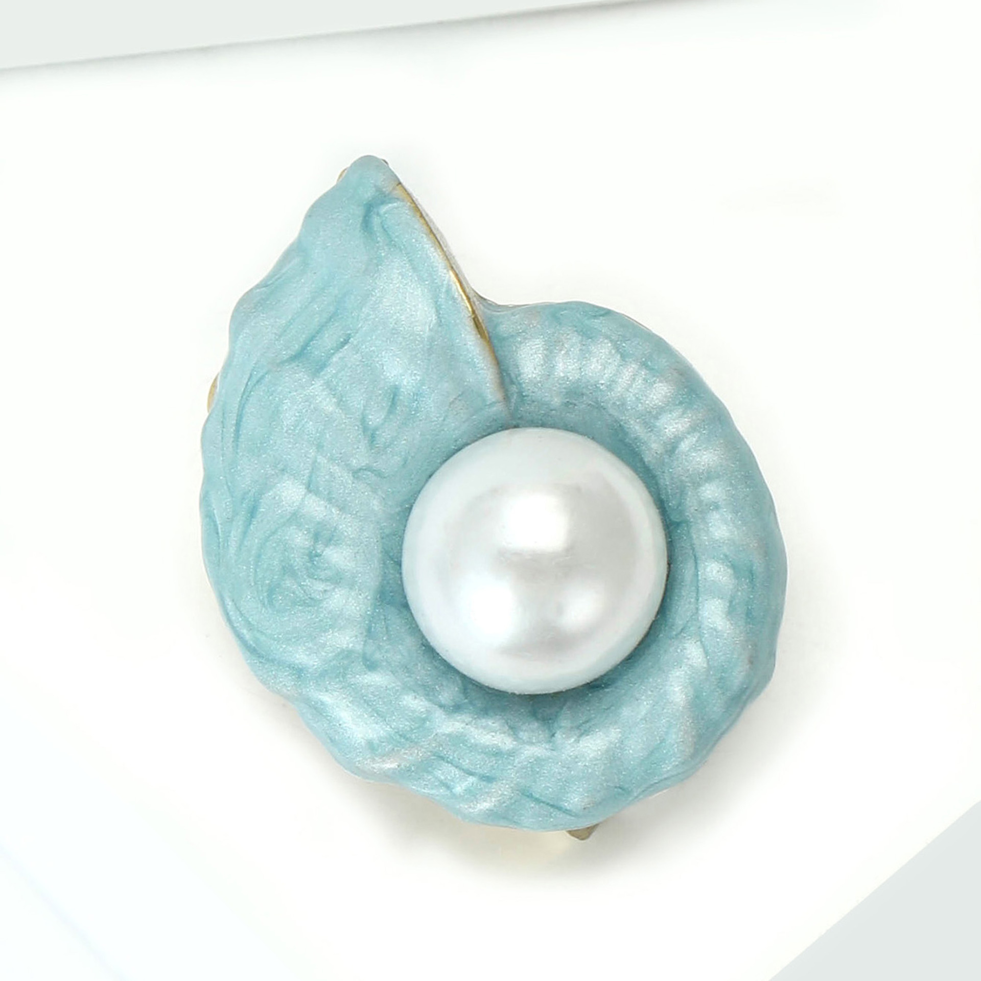 Factory direct sales of new fashionable, trendy and personalized conch brooches, pearl oil drip micro-seals, versatile accessories Application Scenario