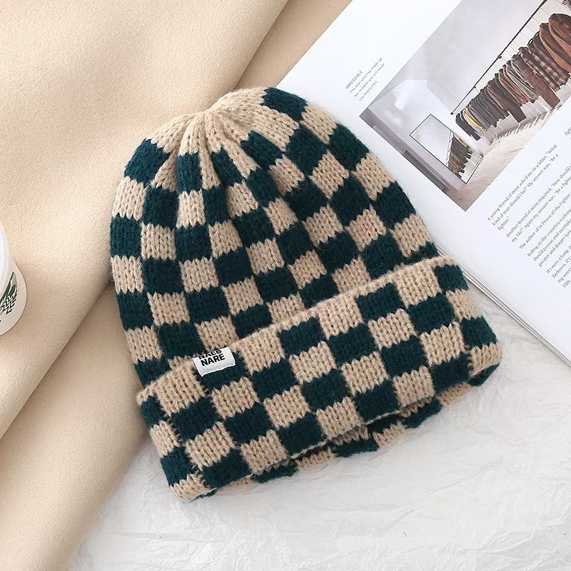 A checkered knitted cap for women in autumn and winter, a Korean-style niche large-head woolen cap, a Japanese-style face-enhancing Christmas hat Application Scenario
