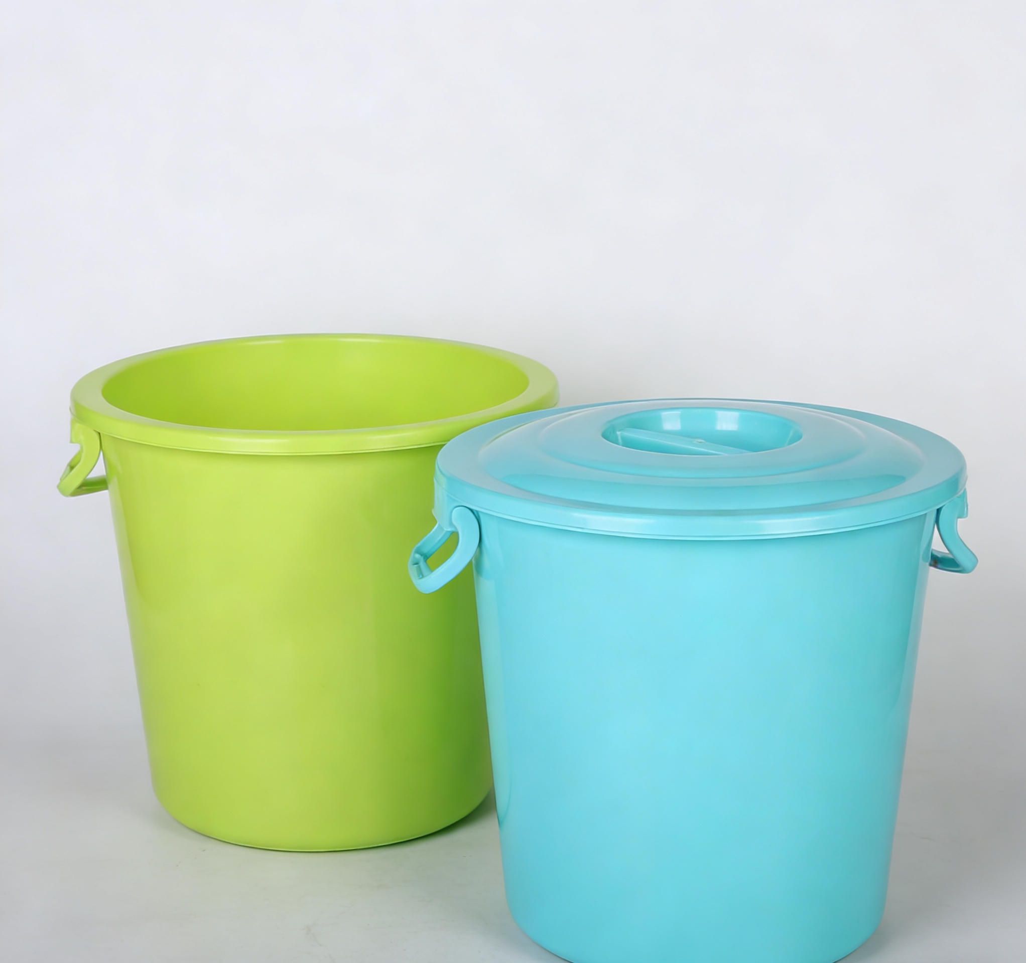 Multi-functional covered water bucket, household laundry bucket, student dormitory water storage bucket, covered plastic water bucket, household thickened water storage bucket, hand-held storage bucket wholesale