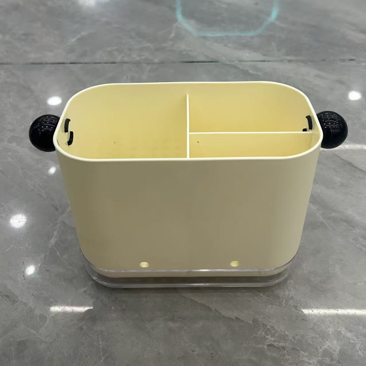 وعلقت عصي السلال العيدان الصفيح، وقفل العيدان بملعقة منزلية متعددة الأغراض Item Picture
