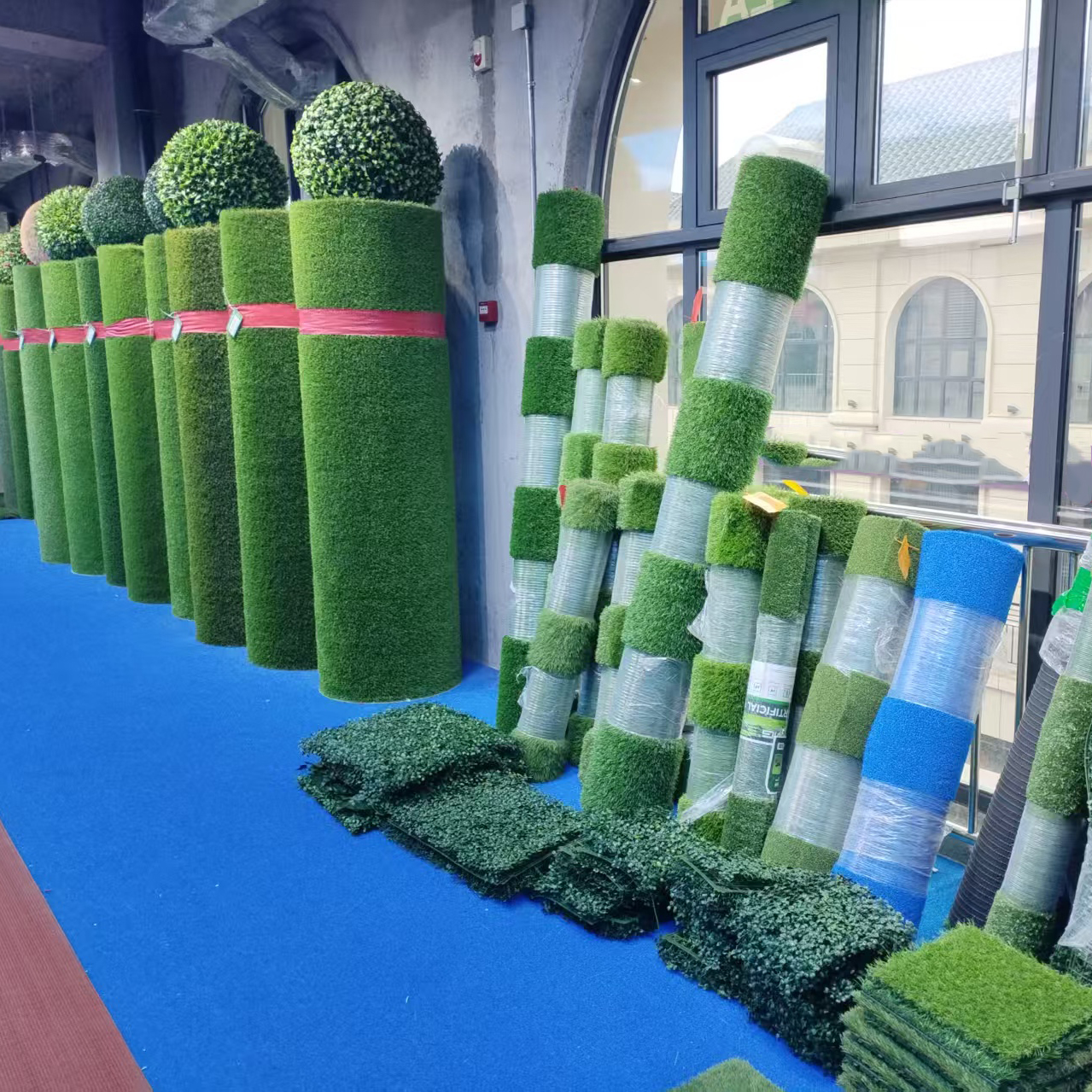 The shopping mall exclusively supplies artificial turf, artificial grass, courtyard outdoor carpets, balcony lawns, green space artificial turf, roof insulation lawns, artificial turf, outdoor artificial turf, and sports turf Application Scenario