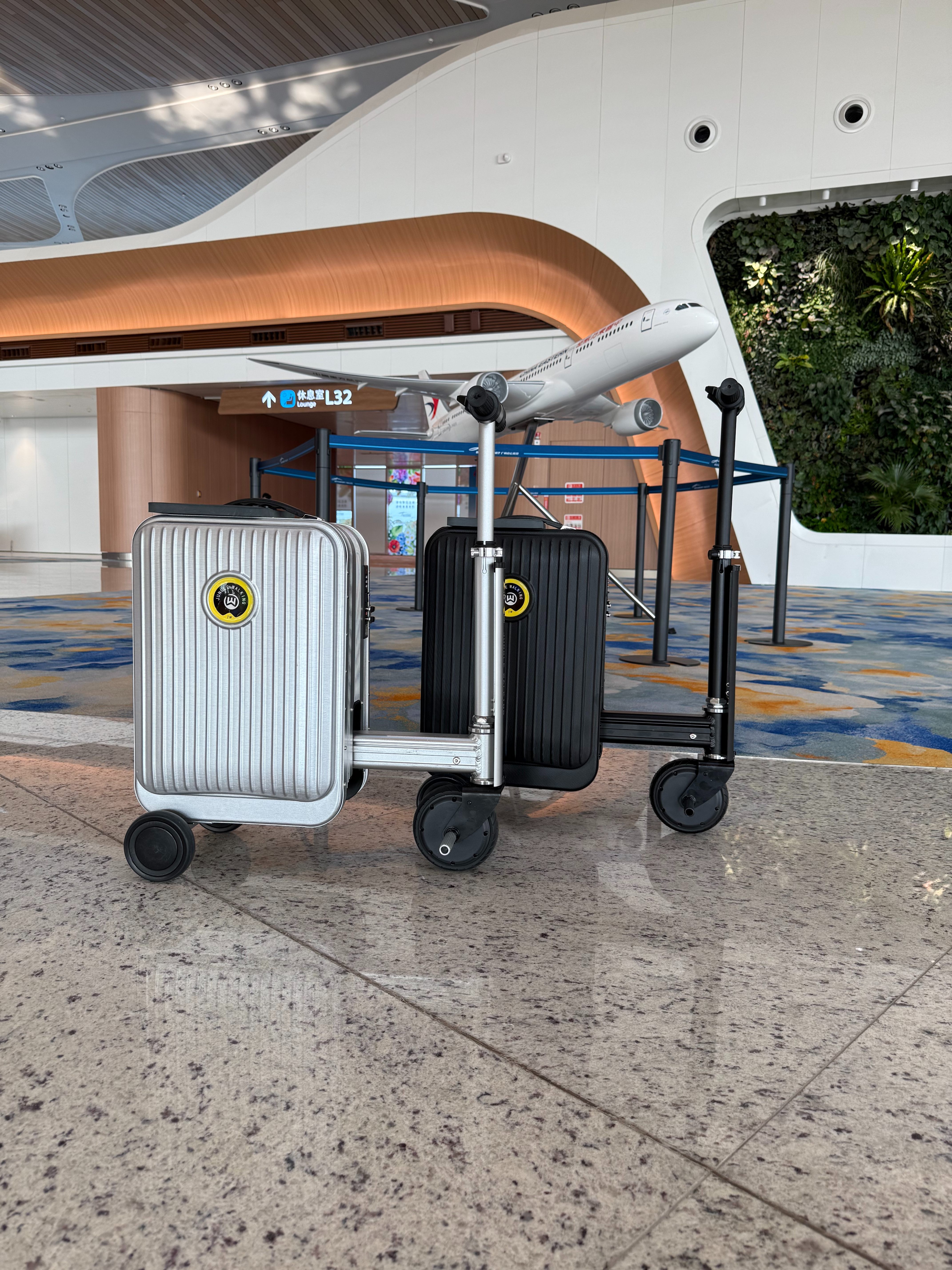 3C认证飞机可过安检20电动行李箱白底实物图