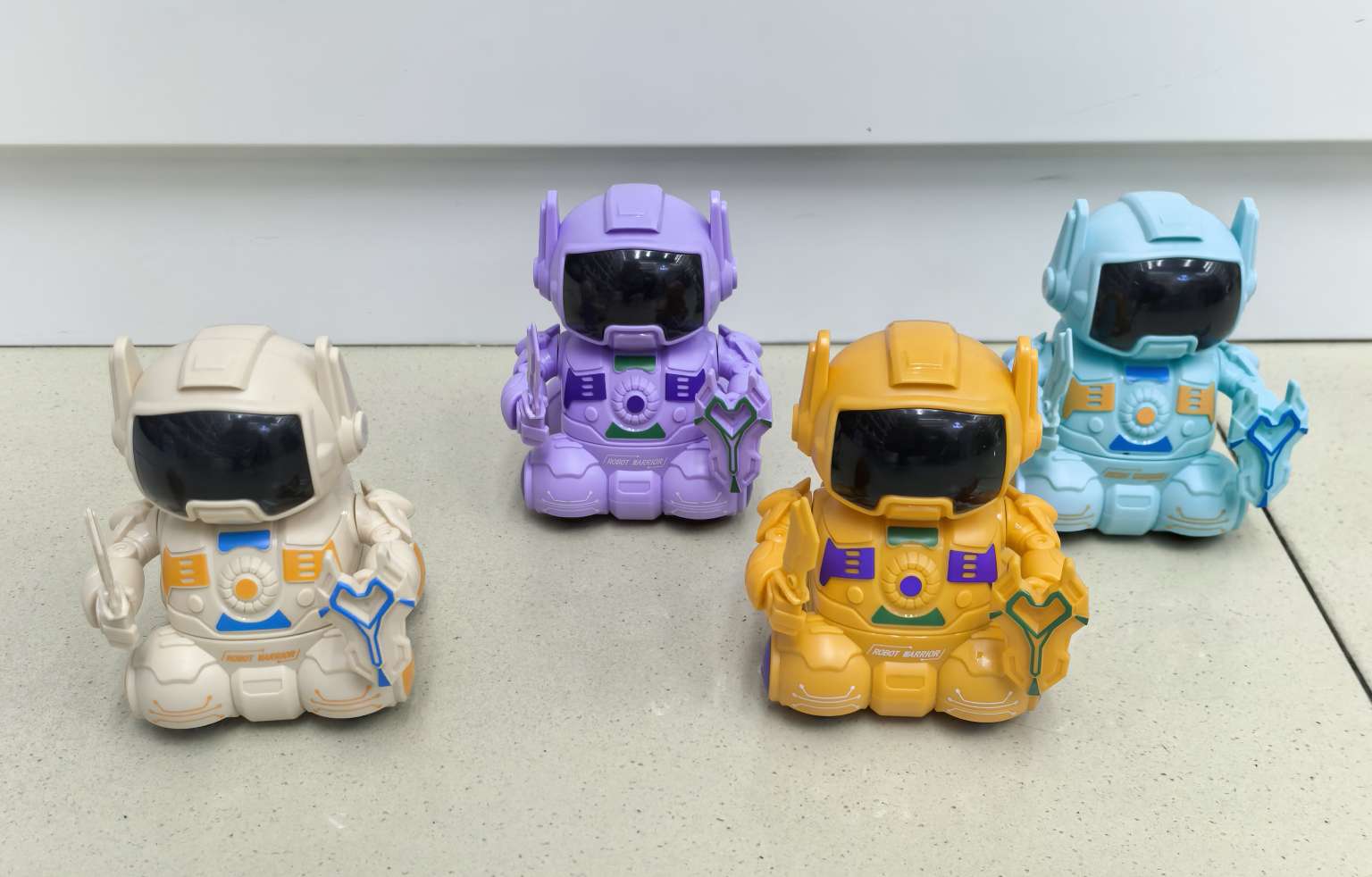 4色动感惯性机器人。