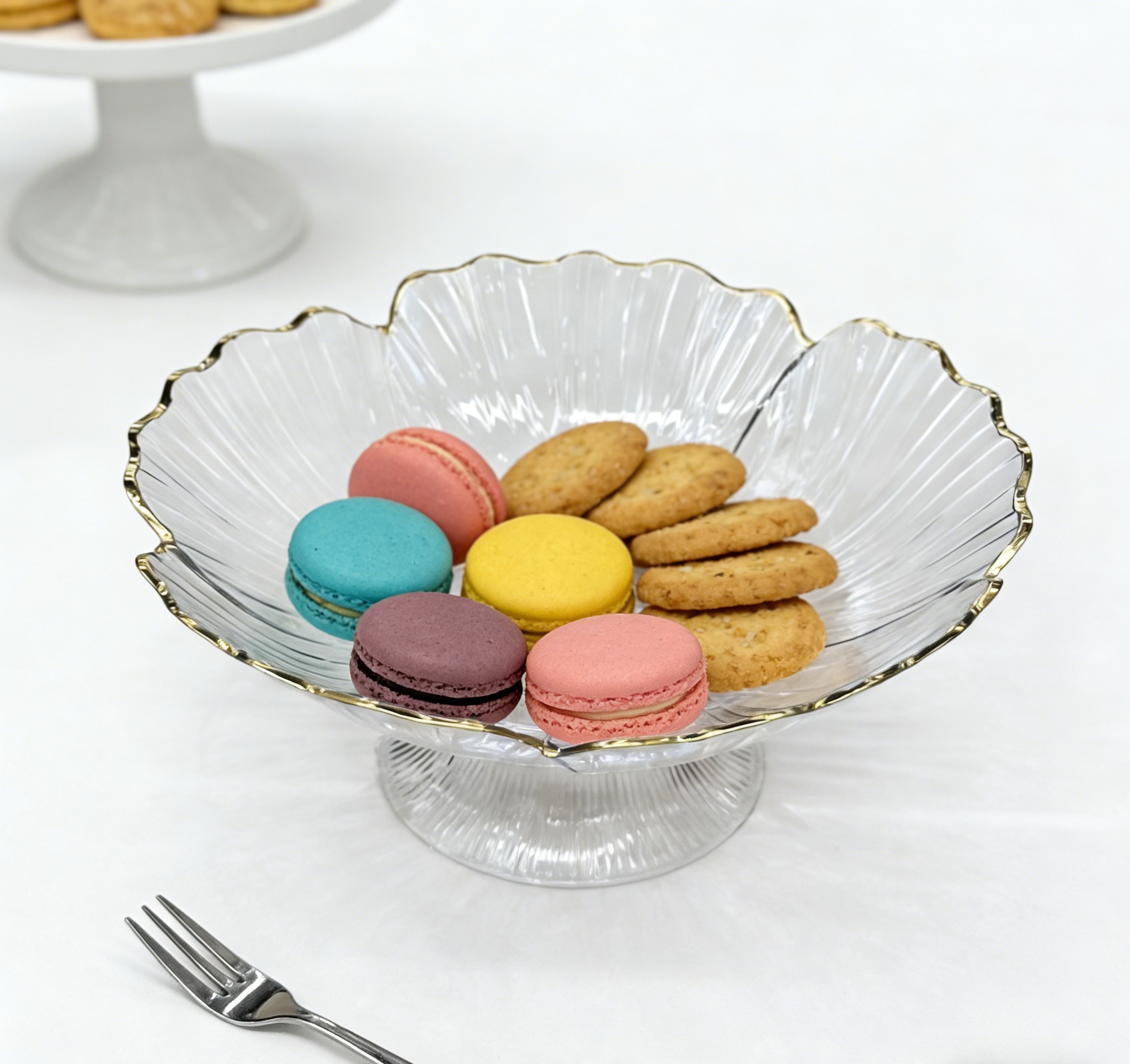 Petal-shaped golden edge transparent high-legged fruit plate with draining water, double-layer home living room snack plate, light luxury dining table candy and pastry decoration plate Application Scenario