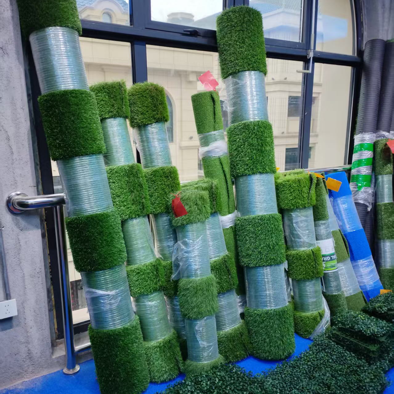 The shopping mall exclusively supplies artificial turf, artificial grass, courtyard outdoor carpets, balcony lawns, green space artificial turf, roof insulation lawns, artificial turf, outdoor artificial turf, and sports turf