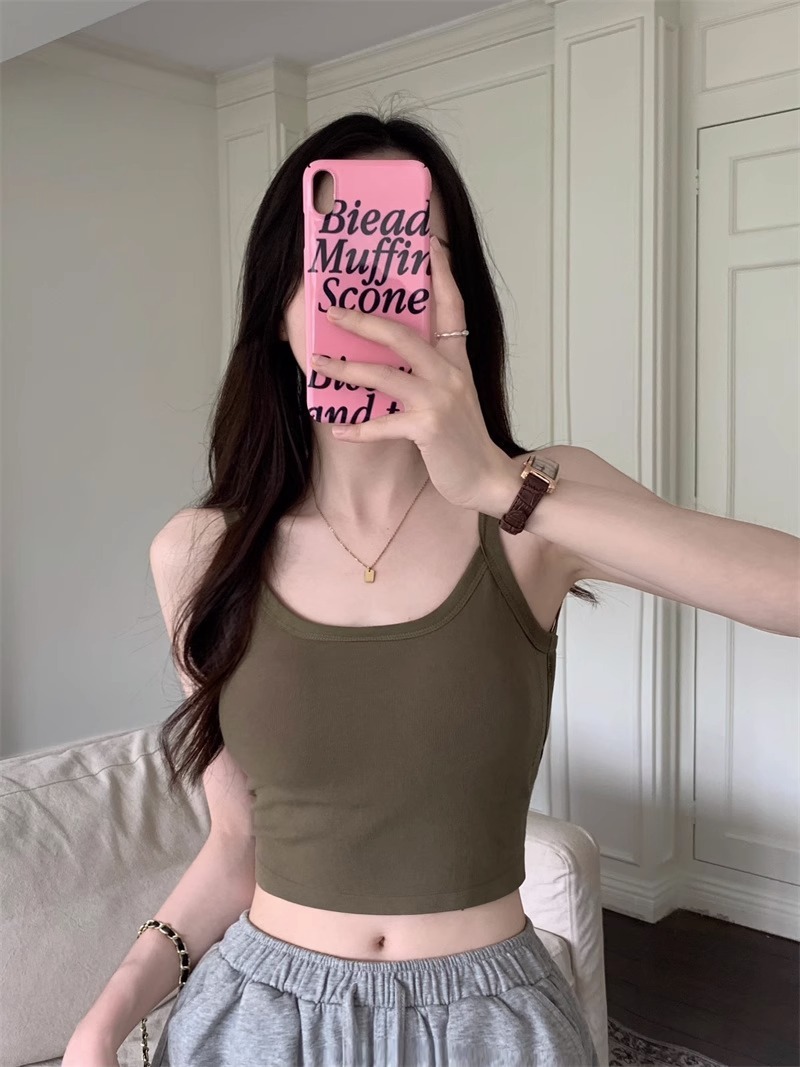 We have a hollowed-out halter top for export to Europe, America and Africa. It is a sexy and beautiful halter top with a chest cushion. It is comfortable to wear inside or outside and has a design sense. It is a niche and hot girl halter top without a steel ring details Picture