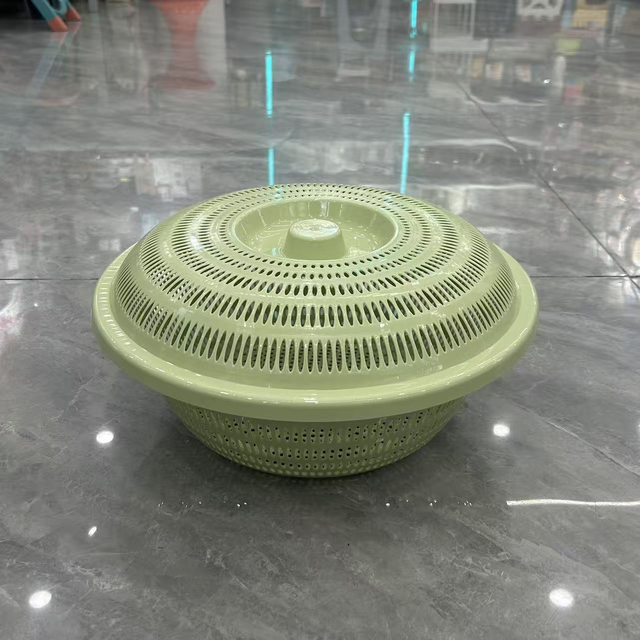 New thickened draining basket, round plastic vegetable basin, household hollowed-out fruit and vegetable basket, super convenient for washing vegetables and fruits and draining water. Wholesale of large household draining baskets