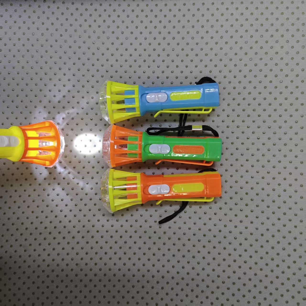 彩色儿童手电筒 趣味照明新选择 方便携带挂绳挂钩塑料手电 ZRH-181 厂家批发