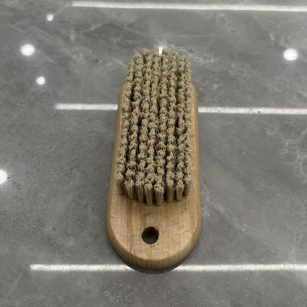 Wholesale of solid wood handle cleaning brushes, kitchen short-handle pot washing brushes, household multi-functional decontamination brushes, Nordic-style solid wood handle pot washing brushes, household kitchen cleaning brushes, short-handle decontamination dishwashing brushes Application Scenario