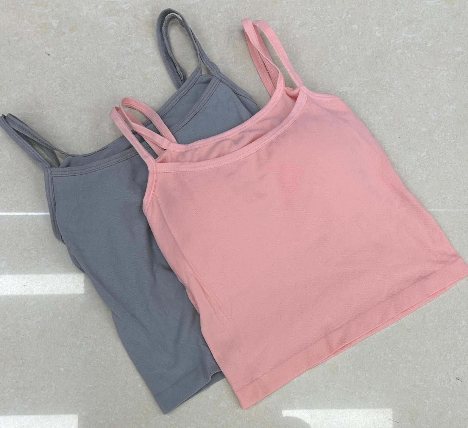 Y84# Seamless nylon double shoulder straps for export inventory surplus, two pieces of small halter straps, solid color, pure look, with breast pads to make you look younger, suitable for both outerwear and home use, comfortable and good-looking women's halter vest QNI Item Picture
