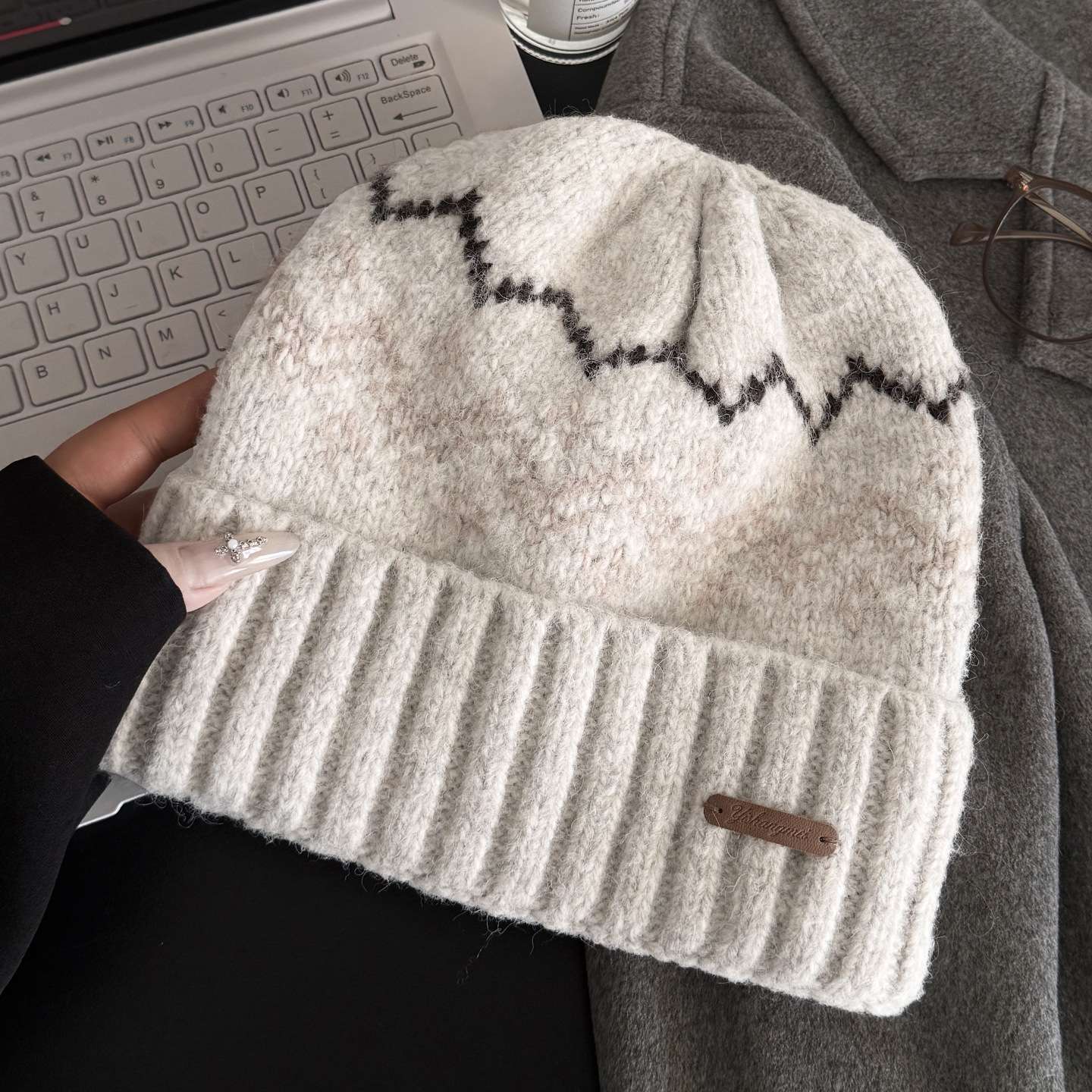 Autumn and winter warm wine red series jacquard woolen caps for children, new thickened warm knitted caps, ear-protecting cold caps Application Scenario