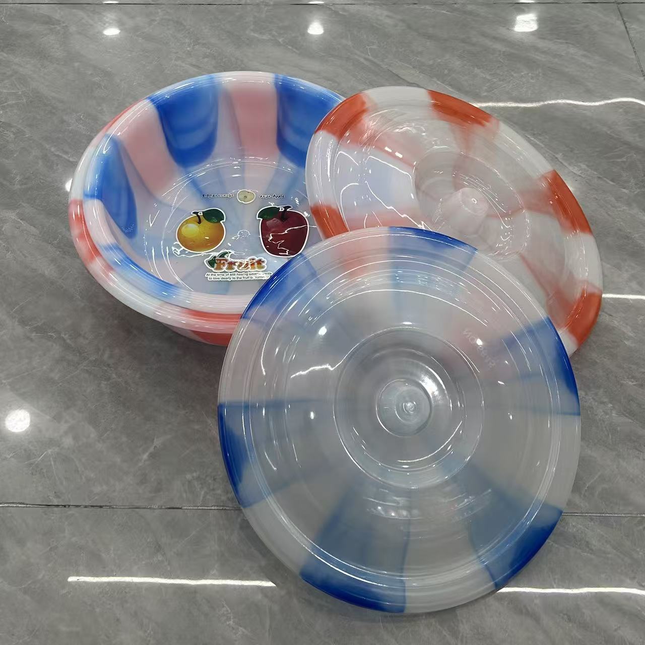 Ai Chen Plastic Industry offers original factory wholesale 38.40 two-color basins with LIDS, blue and red two-color basins, washbasins, and plastic basins Application Scenario