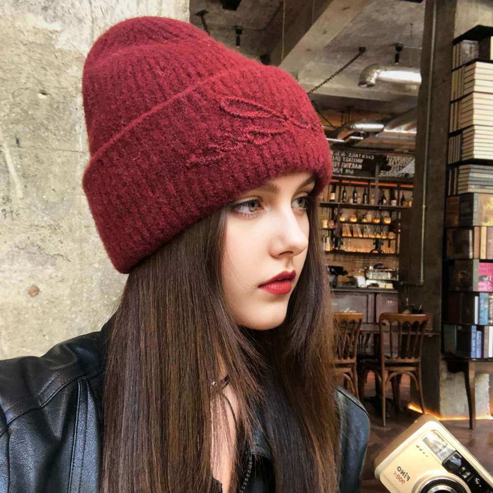 Korean autumn and winter new solid-color, versatile and trendy lettered ear-protecting woolen hat, large-sized face-enhancing small knitted hat Application Scenario