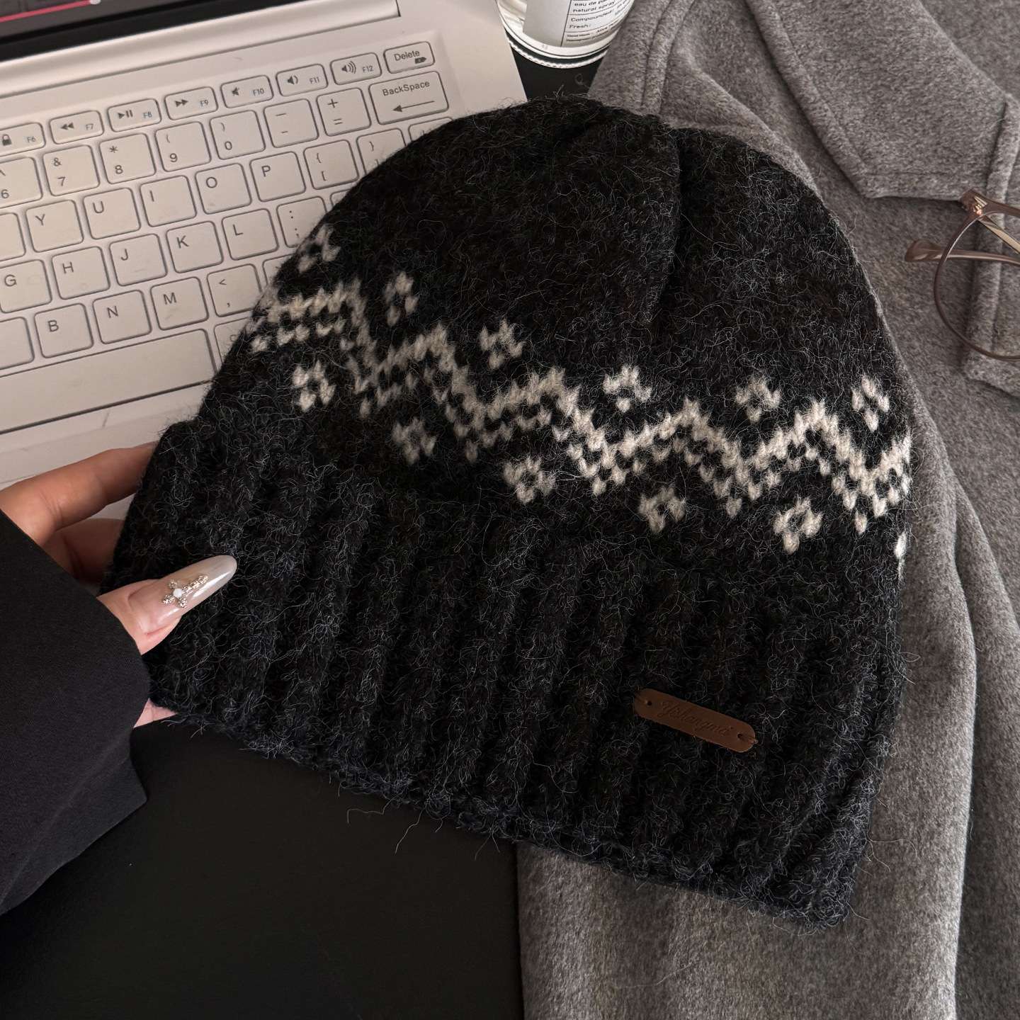 Autumn and winter warm wine red series jacquard woolen caps for children, new thickened warm knitted caps, ear-protecting cold caps Specification image
