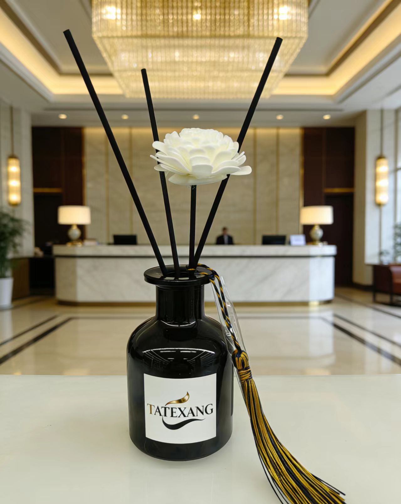 TATEXANG black glass aroma bottle with white flower slender stick perfume bottle, home fragrance decoration bottle Application Scenario