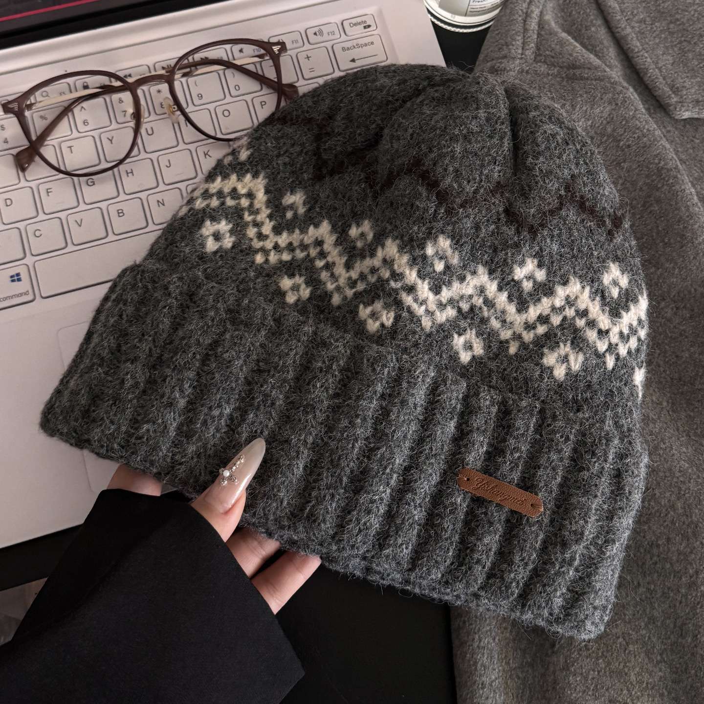 Autumn and winter warm wine red series jacquard woolen caps for children, new thickened warm knitted caps, ear-protecting cold caps Item Picture