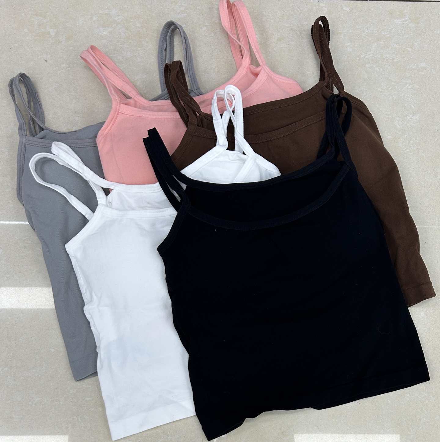 Y84# Seamless nylon double shoulder straps for export inventory surplus, two pieces of small halter straps, solid color, pure look, with breast pads to make you look younger, suitable for both outerwear and home use, comfortable and good-looking women's halter vest QNI Application Scenario