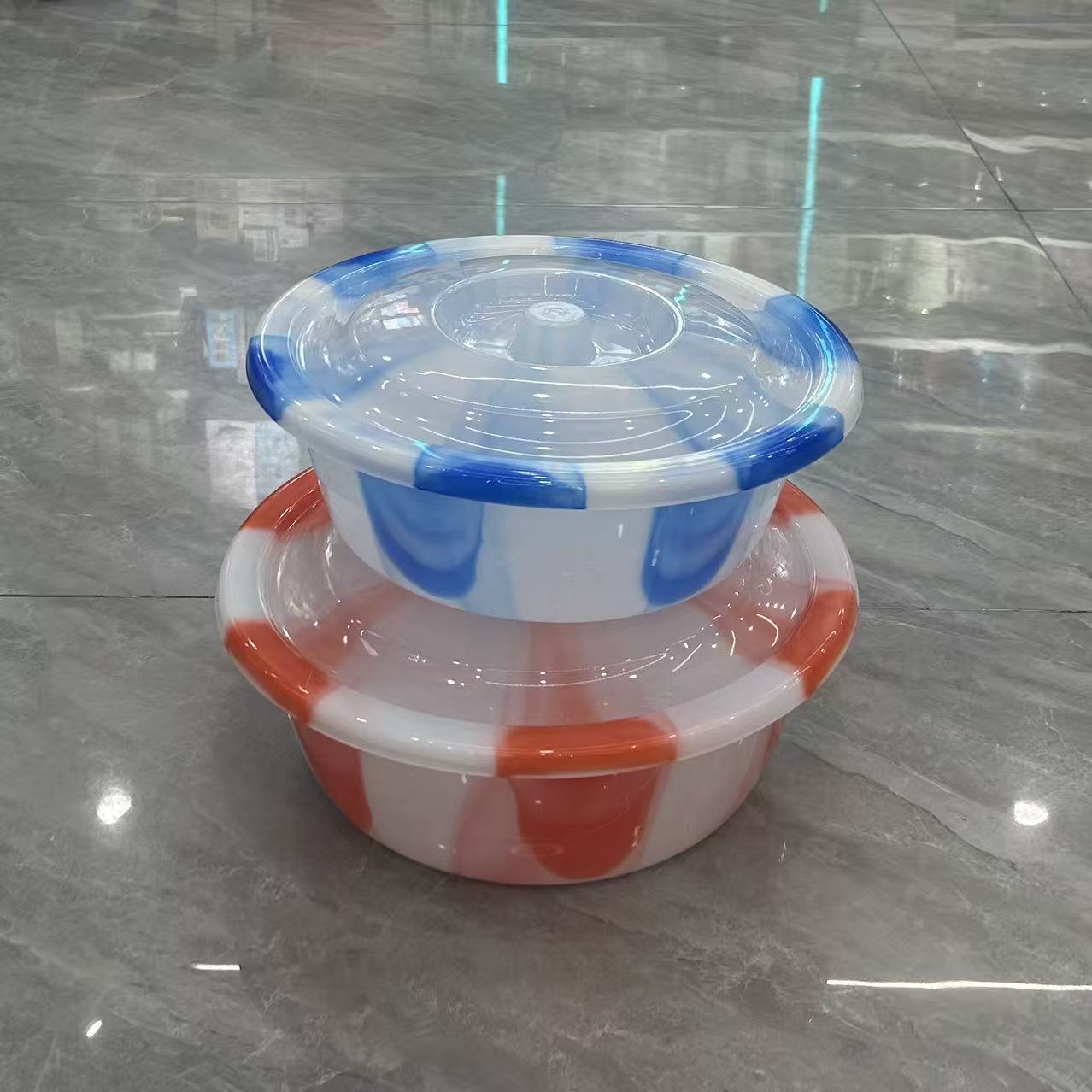 Ai Chen Plastic Industry offers original factory wholesale 38.40 two-color basins with LIDS, blue and red two-color basins, washbasins, and plastic basins details Picture