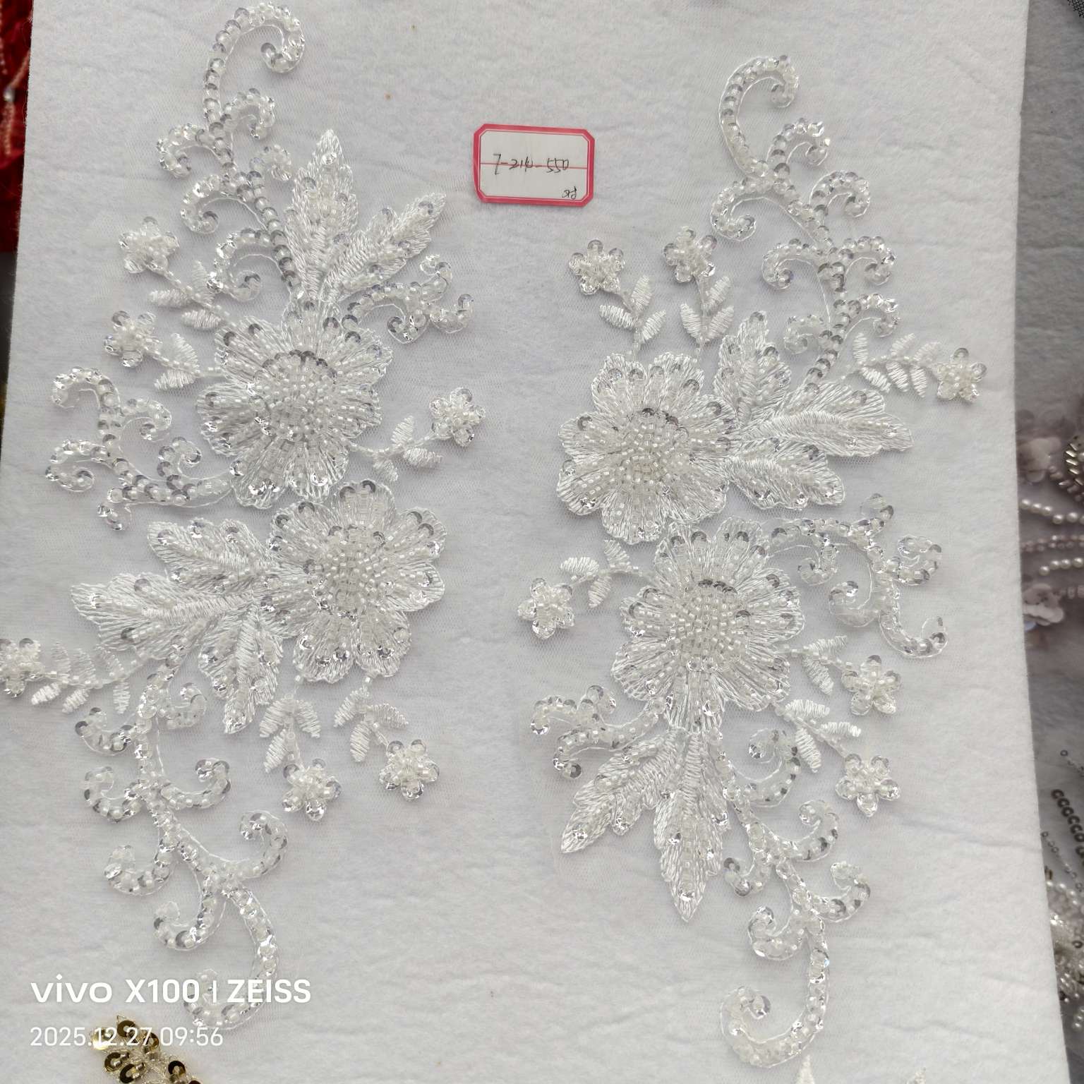 珠绣亮片绣对花，胸花 腰花。辅料