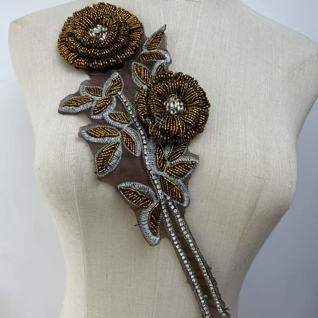 手工缝制钉珠重工花朵钻花玻璃珠大衣婚纱礼服装饰辅料胸前领花详情1