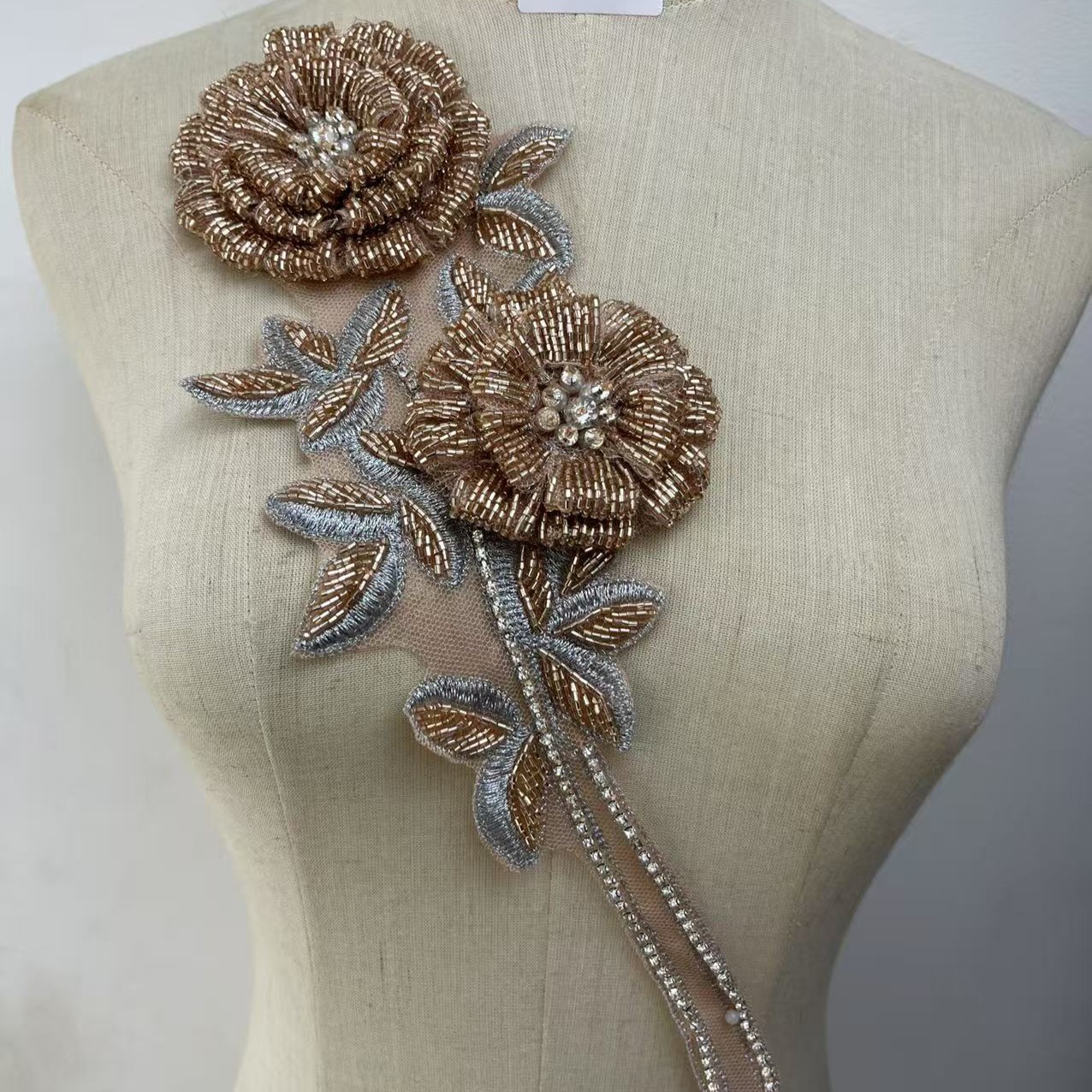 手工缝制钉珠重工花朵钻花玻璃珠大衣婚纱礼服装饰辅料胸前领花产品图