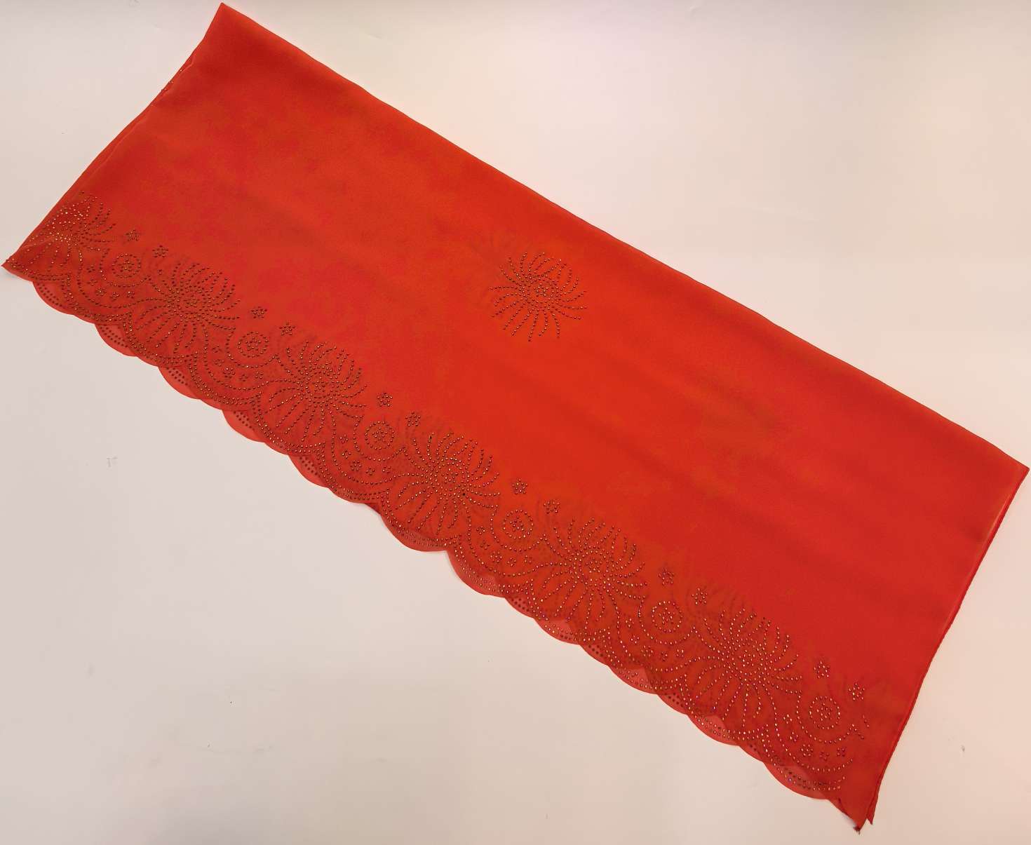 A long Muslim headscarf in ethnic style, with rhinestone chiffon details Picture