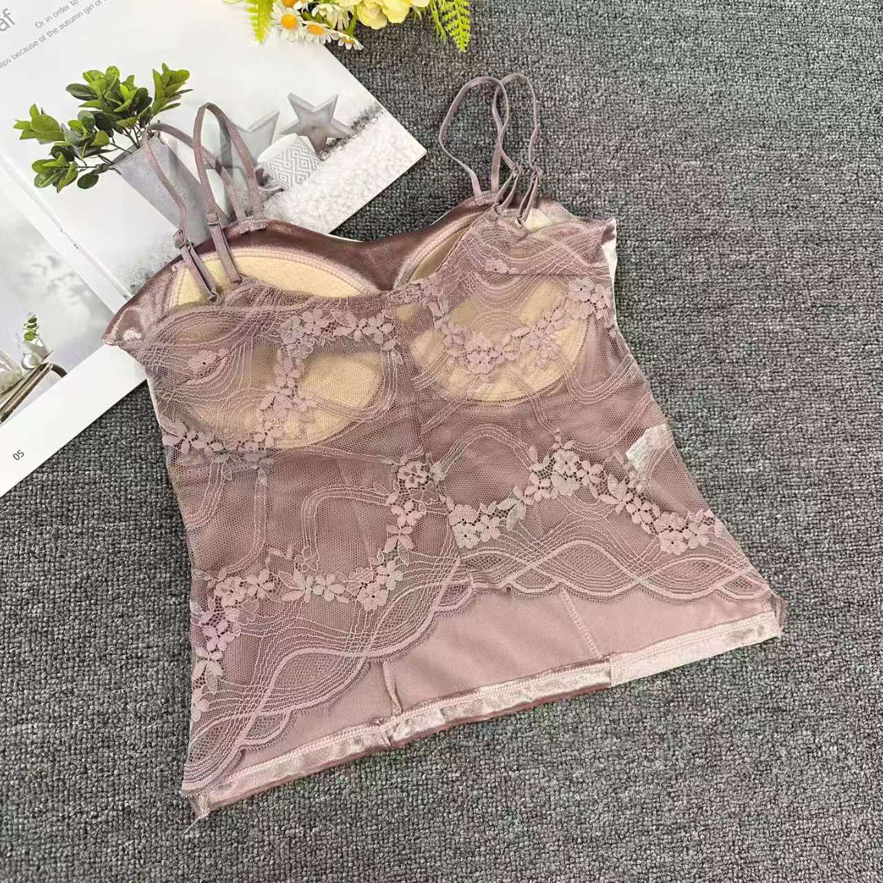 Model 2808# is exported to Africa, the Middle East, Europe and America. It is a stylish and versatile halter top and a velvet lace bra with a chest cushion details Picture