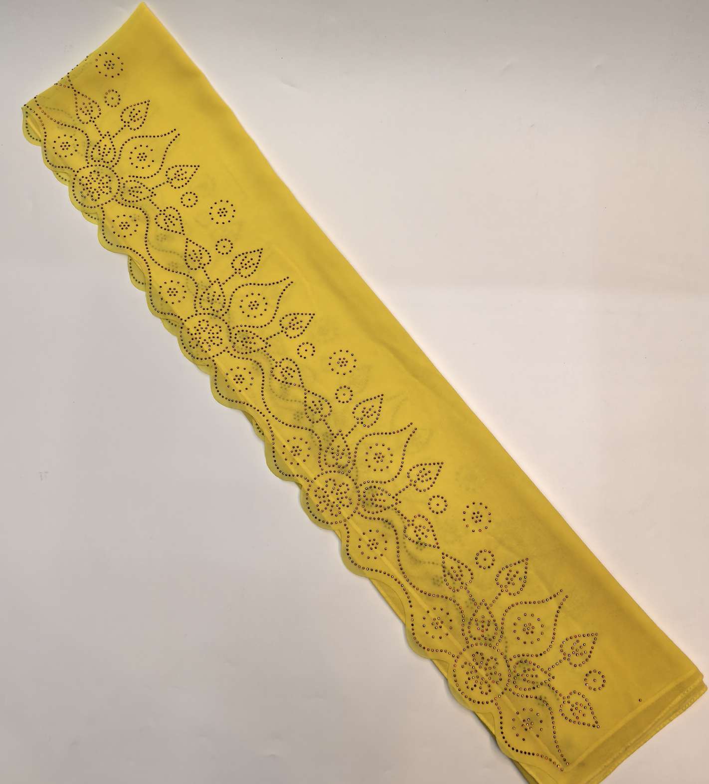 A long Muslim headscarf in ethnic style, with rhinestone chiffon Application Scenario