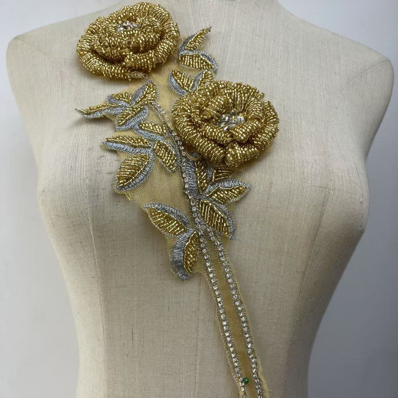 手工缝制钉珠重工花朵钻花玻璃珠大衣婚纱礼服装饰辅料胸前领花详情10